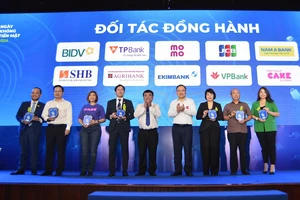 Đại diện Nam A Bank (bìa trái) nhận kỷ niệm chương Đối tác đồng hành cùng chương trình