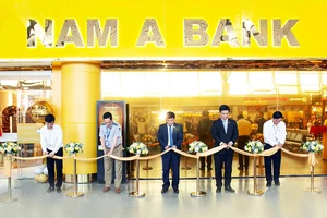 Đại diện Nam A Bank và khách mời cắt băng khai trương Nam A Bank Premier Lounge Đà Nẵng