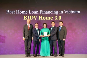 Đại diện BIDV nhận giải thưởng Sản phẩm vay nhà ở tốt nhất Việt Nam