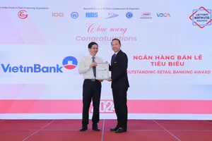 Ông Phạm Quốc Long (bên phải), Giám đốc Trung tâm khách hàng phía Nam đại diện VietinBank nhận giải thưởng