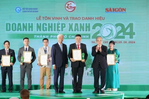 Ông Nguyễn Thanh Quan, Phó Tổng Giám đốc kỹ thuật Công ty Cổ phần Nhựa Bình Minh nhận giải thưởng