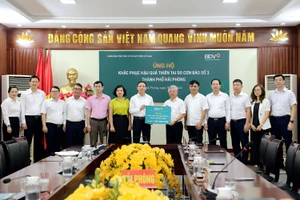 Ông Trần Xuân Hoàng, Phó Bí thư Thường trực Đảng ủy, Ủy viên HĐQT BIDV - đại diện ngân hàng, trao kinh phí ủng hộ khắc phục hậu quả thiên tai do cơn bão số 3 tại thành phố Hải Phòng