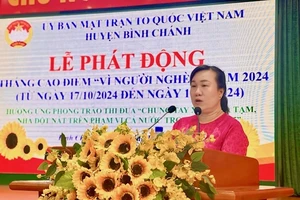 Bà Trương Thoại Linh, Phó chủ tịch Ủy Ban Mặt trận Tổ quốc huyện Bình Chánh phát biểu tại sự kiện