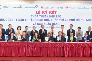 Đại diện Sacombank và các ngân hàng thực hiện ký kết hợp tác với HFIC