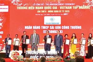 Ông Trần Thanh Giang, thành viên hội đồng quản trị - Tổng Giám đốc SAIGONBANK (đứng thứ 5 từ trái qua) nhận cúp và giấy chứng nhận top 12 thương hiệu mạnh Quốc gia - Viet Nam Top Brand 2025