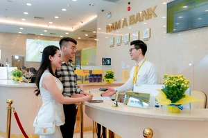 Khách hàng giao dịch tại Nam A Bank