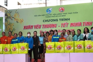 Trao tặng quà xuân Ất Tỵ năm 2025 đến hơn 300 nữ công nhân đang làm công việc vệ sinh đường phố, thu gom rác khu dân cư góp phần bảo vệ môi trường