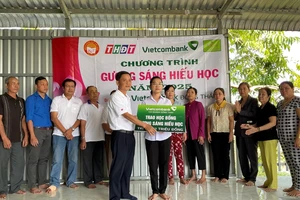 Ông Trần Bá Hậu, Trưởng Phòng Giao dịch Cao Lãnh - Vietcombank Đồng Tháp trao học bổng gương sáng hiếu học cho em Phạm Thị Ngọc Hoa