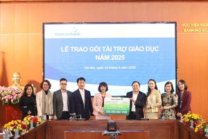 Đại diện Vietcombank Hà Thành và Trường đào tạo Vietcombank trao tặng gói tài trợ giáo dục cho đại diện Ban lãnh đạo Học viện Ngân hàng