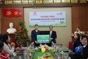 Đồng chí Đặng Hoàng Lương (bên phải), Phó Giám đốc, Chủ tịch CĐCS Vietcombank Chí Linh trao tặng công trình “Thư viện mơ ước” cho trường Tiểu học Lê Lợi, thành phố Chí Linh