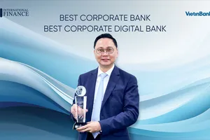 Ông Nguyễn Thanh Tùng, Giám đốc Khối KHDN VietinBank nhận giải thưởng