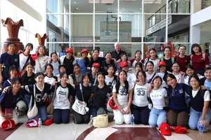 Sau chuyến tham quan Đoàn nữ sinh trường St. Nicholas Girls School chụp ảnh lưu niệm với lãnh đạo Công ty VWS