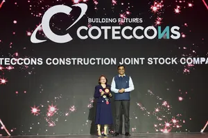 Bà Đinh Thị Hồng Thắm, Trợ lý điều hành Chủ tịch HĐQT đại diện Coteccons nhận giải thưởng Doanh nghiệp Quan tâm Chăm sóc Nhân viên tuyệt vời nhất