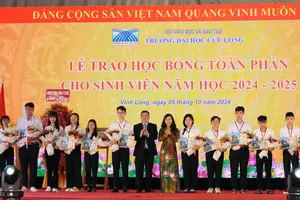Trường Đại học Cửu Long tặng 46 suất học bổng toàn phần cho tân SV dân tộc Khmer