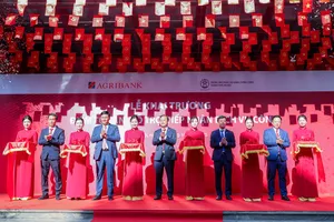 Các đại biểu cắt băng khai trương “Điểm tư vấn, hỗ trợ, tiếp nhận dịch vụ công” tại Hội sở Chi nhánh Hà Nội I