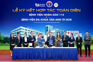 Lễ ký kết có sự chứng kiến của PGS.TS.BS Tăng Chí Thượng, Giám đốc Sở Y tế TPHCM (áo trắng đứng giữa), PGS.TS.BS Nguyễn Anh Dũng, Phó Giám đốc Sở Y tế TPHCM, cùng lãnh đạo hai Bệnh viện
