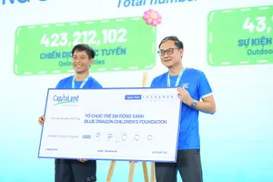 Ông Alwin Low, Tổng Giám đốc khu vực miền Bắc của CLD (Việt Nam) (phải) trao bảng tài trợ 97.000 đô la Mỹ cho ông Đỗ Duy Vị, Đồng Giám đốc điều hành của Tổ chức Trẻ em Rồng Xanh (trái)