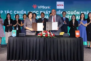 Đại diện VPBank và ACCA ký kết biên bản ghi nhớ hợp tác phát triển nguồn nhân lực giữa VPBank và ACCA Việt Nam
