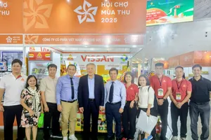 Phó Thủ tướng Thường trực Chính phủ Nguyễn Hòa Bình đã đến thăm gian hàng VISSAN