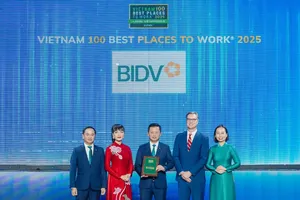 Ông Hoàng Việt Hùng, Phó Tổng Giám đốc BIDV đại diện ngân hàng nhận Danh hiệu “Nơi làm việc tốt nhất Việt Nam năm 2025”