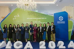 Các thành viên trong Hội đồng bình chọn, nhà tài trợ, đơn vị hỗ trợ kỹ thuật tại Lễ trao giải cuộc bình chọn Doanh nghiệp niêm yết 2024