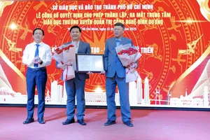 Trao quyết định cho phép thành lập Trung tâm Giáo dục thường xuyên quản trị công nghệ Bình Dương