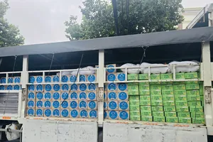 Hàng trăm nghìn sản phẩm dinh dưỡng bao gồm sữa và nước uống Vinamilk đã được chất đầy xe chuẩn bị đến với bà con vùng lũ - Ảnh: Vi Nam