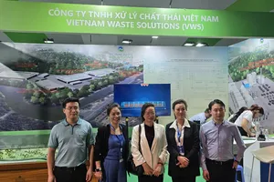 Người dân TPHCM hào hứng tham quan triển lãm mô hình xử lý rác hiện đại của VWS