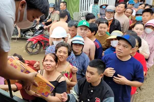 Sản phẩm đến với bà con vùng lũ Khánh Hòa (nguồn: Acecook Việt Nam)