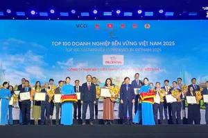 Đại diện Prudential Việt Nam nhận giải thưởng CSI100 năm 2025