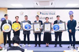Đại diện AACI Hoa Kỳ trao chứng nhận AACI cho Ban lãnh đạo Doctor Check - Ảnh: DNCC