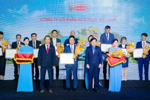 Đại diện Acecook Việt Nam nhận giải “Top 100 doanh nghiệp bền vững 2025”