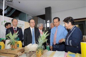 代表们参观展览上的产品。图自越通社