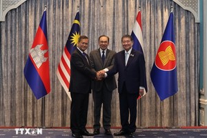 （从左至右）柬埔寨首相洪马奈、马来西亚首相安华·易卜拉欣以及泰国代理总理普姆塔姆·威查亚柴结束柬泰边境地区停火协议谈判之后于7月28日在马来西亚布城举行的新闻发布会上合影。图自越通社