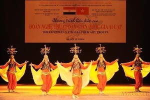 埃及国家民间艺术团在河内歌剧院举行的特别艺术活动中表演传统舞蹈。图自越通社