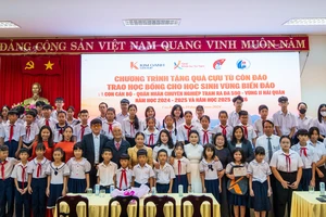 Chương trình đền ơn đáp nghĩa và trao học bổng ở Côn Đảo 