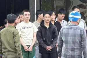 Đưa 2 thanh niên đến hiện trường vụ án mạng tại quán nhậu ở Hóc Môn