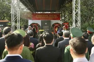 Đoàn đại biểu TPHCM dâng hương, dâng hoa tưởng niệm Tổng Bí thư Nguyễn Văn Linh