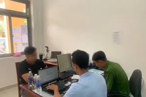 Tự trói tay, xát ớt bột vào mặt rồi báo tin cướp giả
