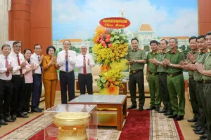Đoàn Đại biểu ĐBQH TPHCM tặng hoa chúc mừng Công an TPHCM