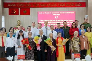 31 đảng viên Đảng bộ phường Chợ Quán nhận Huy hiệu Đảng đợt 2-9