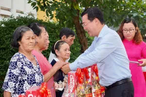 Thành phố trao cây, người dân làm đẹp phố phường