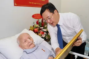 Đồng chí Lê Quốc Phong trao Huy hiệu 60 năm tuổi Đảng đến đồng chí Nguyễn Duy Anh 