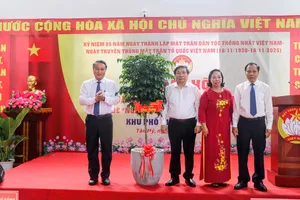 Bí thư Đảng ủy phường Trần Chí Dũng trao cây xanh của Thành ủy - HĐND - UBND - Ủy ban MTTQ Việt Nam TPHCM chúc mừng ngày hội