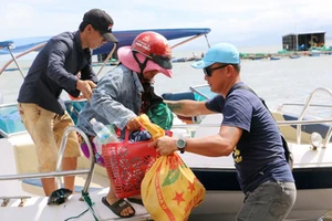 Một người dân bị kẹt trên đảo hoang được nhóm anh Luân tiếp cận và đưa vào bờ trưa 6-11