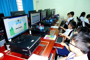 Học sinh thi giải toán qua mạng