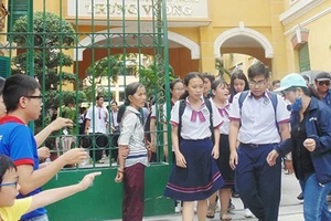 Thí sinh tại điểm thi Trường THPT Trưng Vương , TPHCM sau khi kết thúc giờ làm bài 3 môn thi tổ hợp khoa học tự nhiên