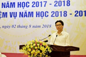 Phó Thủ tướng Vũ Đức Đam đề nghị nhà trường, gia đình chú trọng dạy đạo đức làm người cho học sinh