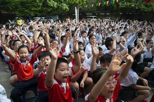 Các thi sinh hồ hởi dự thi giải toán, lý qua mạng