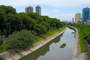 Sông Tô Lịch đã được kè rất đẹp nhưng luôn trong tình trạng ô nhiễm nặng